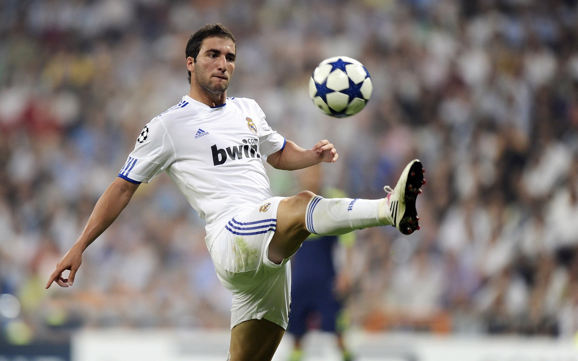 中超联赛激战正酣 争冠保级悬念迭起